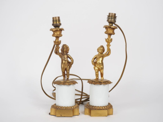 Vente aux enchères Paire de lampes de salon de style Louis XVI en bronze patiné et doré, 