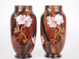 Vente aux enchères Paire de vases ovoides Napoléon III en opaline polychrome à décor de b