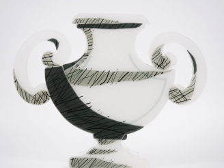 Vente aux enchères Vase en verre polychrome en forme de vase à l'antique. Dim. 42 x 52 x 