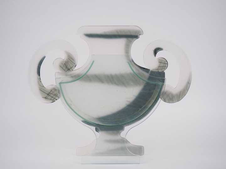 Vase en verre polychrome en forme de vase à l'antique. Dim. 42 x 52 x 