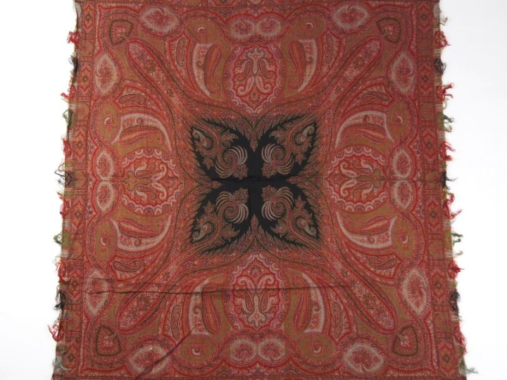 2 différents chales en cachemire. Dim. 170 x 155 cm Dim. 172 x 175 cm 