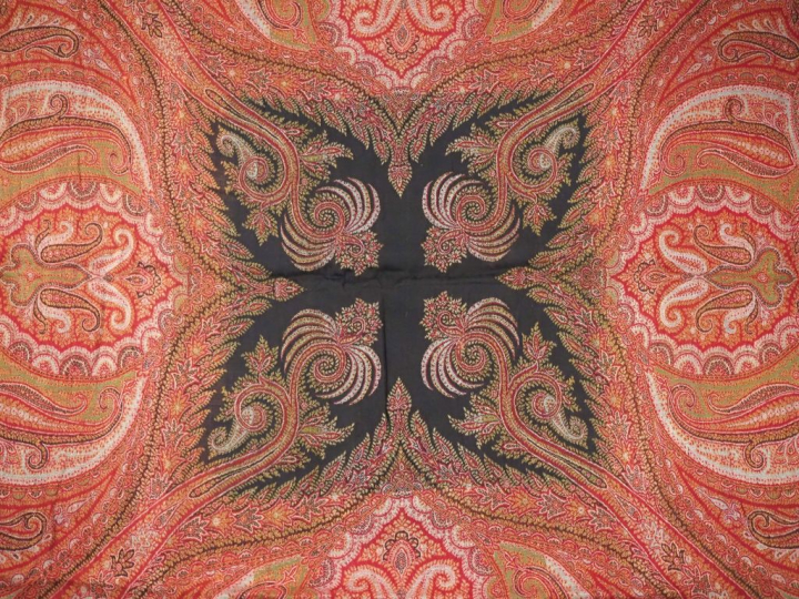 2 différents chales en cachemire. Dim. 170 x 155 cm Dim. 172 x 175 cm 