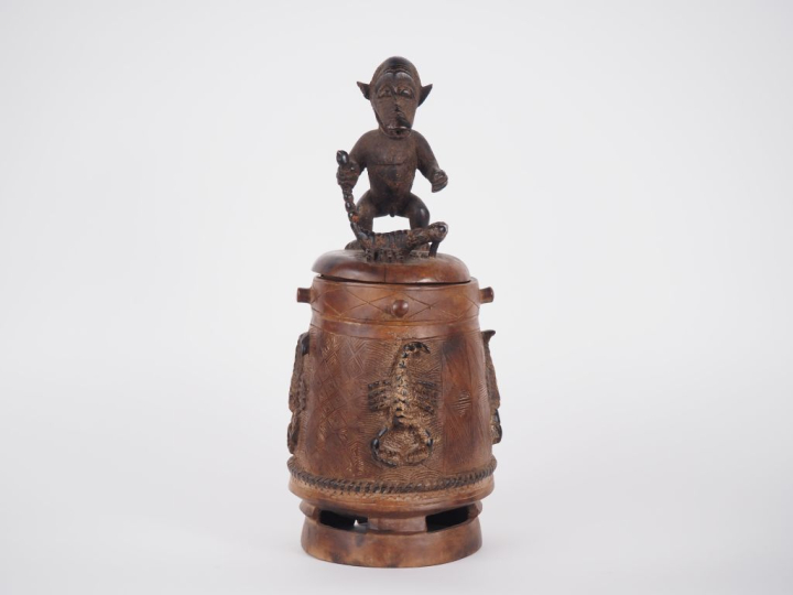Urne africaine en bois sculpté, à décor de singe et de scorpions. H. 4