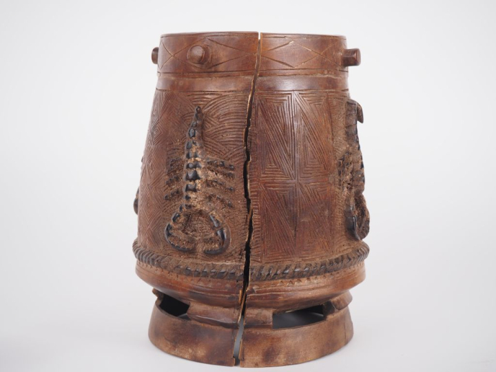 Urne africaine en bois sculpté, à décor de singe et de scorpions. H. 4