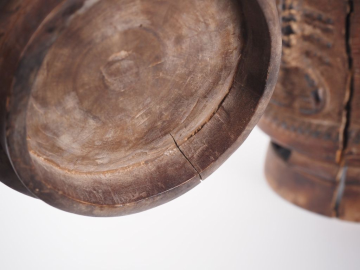 Urne africaine en bois sculpté, à décor de singe et de scorpions. H. 4