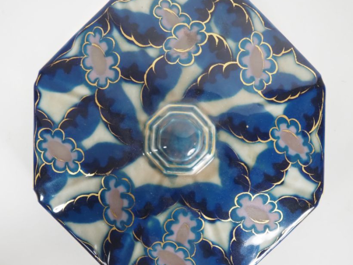 THARAUD.  Bonbonnière Art déco en porcelaine de Limoges, à décor de fl