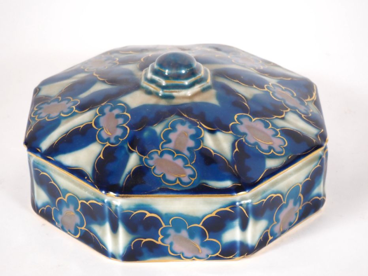 THARAUD.  Bonbonnière Art déco en porcelaine de Limoges, à décor de fl