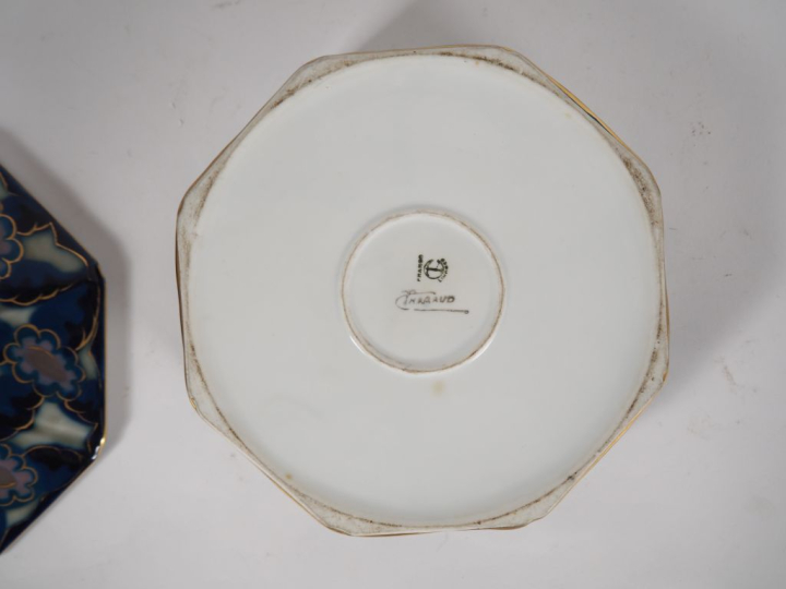 THARAUD.  Bonbonnière Art déco en porcelaine de Limoges, à décor de fl