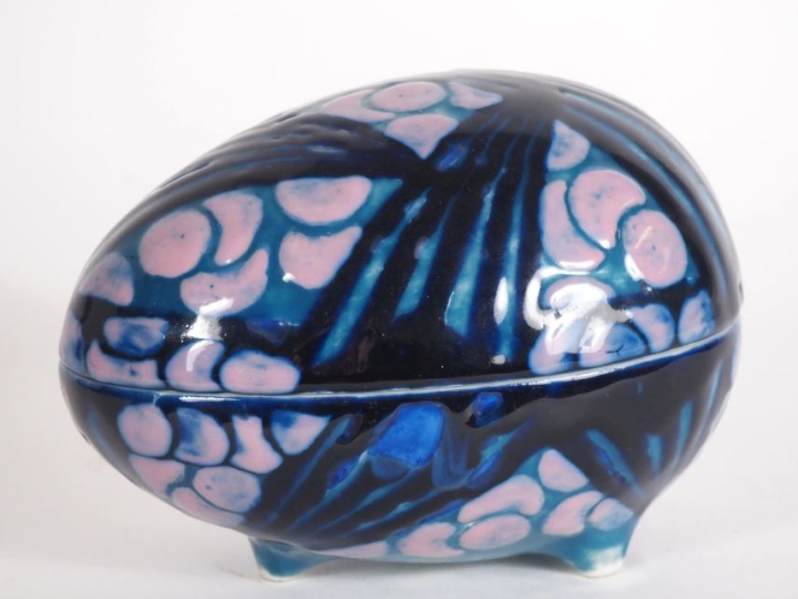 THARAUD.  Boite en porcelaine de style Art Déco, en forme d'œuf à déco