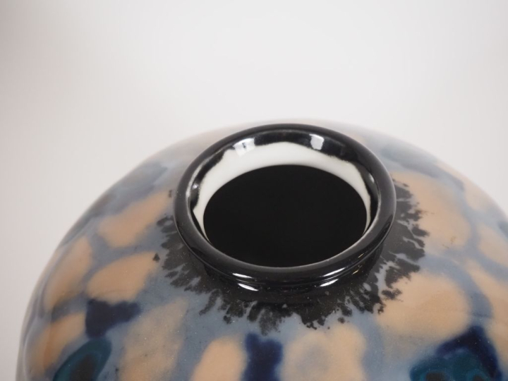 THARAUD. Vase boule en porcelaine à décor de motifs abstraits.  Signé 