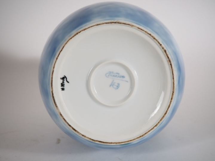 THARAUD.  Grand vase ovoide à décor de glycline Signé H. 27,5 cm