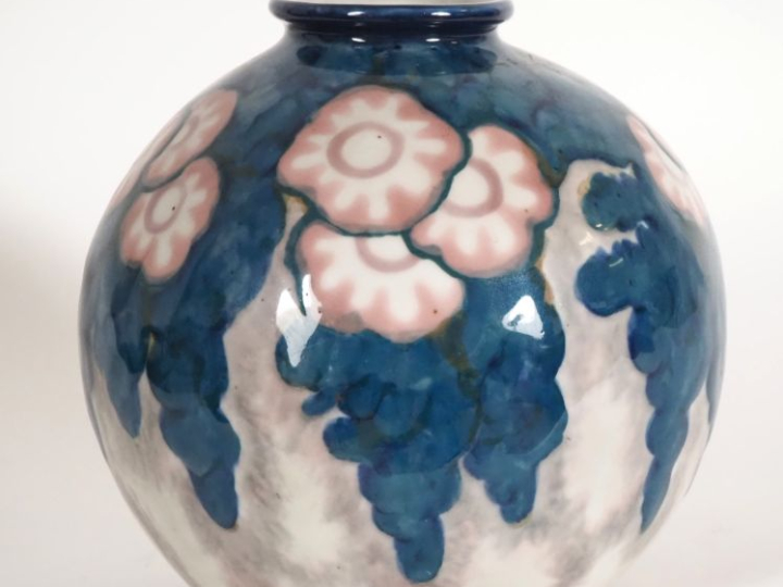 THARAUD.  Vase boule en porcelaine à décor polychrome de fleurs roses 