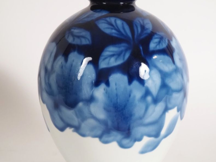 THARAUD.  Vase ovoide en porcelaine à décor de fleurs et de feuillage 