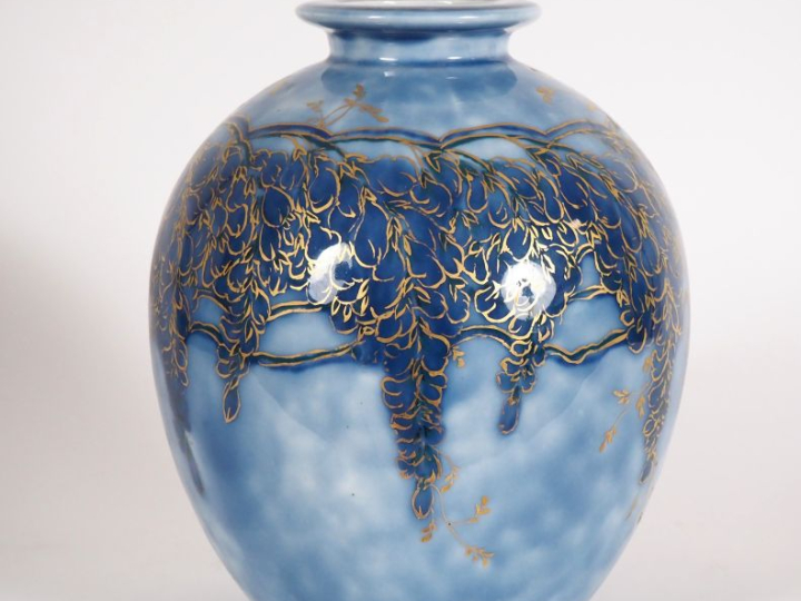 THARAUD.  Vase ovoide en porcelaine, à décor en camaieu bleu nuancé de