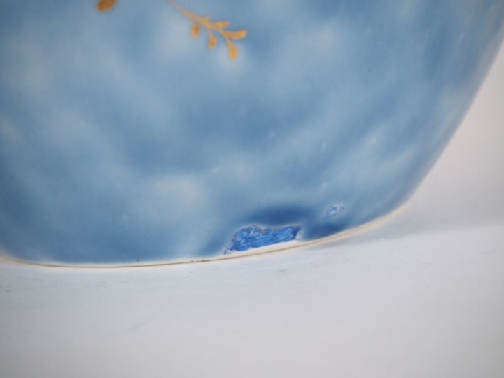 THARAUD.  Vase ovoide en porcelaine, à décor en camaieu bleu nuancé de