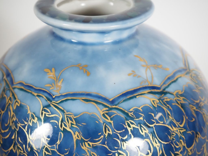 THARAUD.  Vase ovoide en porcelaine, à décor en camaieu bleu nuancé de