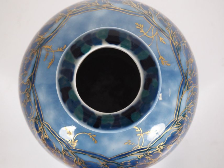 THARAUD.  Vase ovoide en porcelaine, à décor en camaieu bleu nuancé de