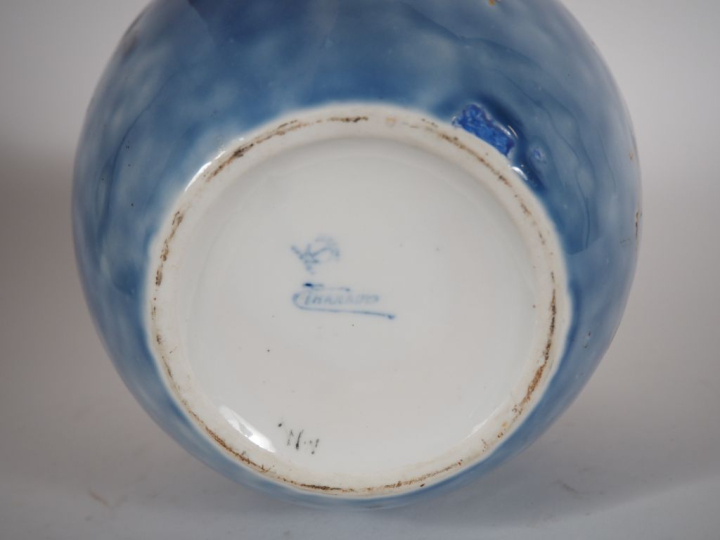 THARAUD.  Vase ovoide en porcelaine, à décor en camaieu bleu nuancé de