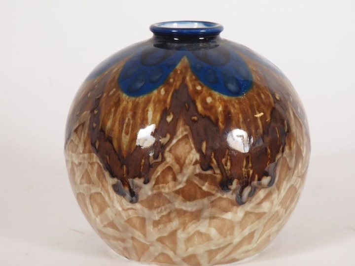 THARAUD.  Vase boule en porcelaine, à décor polychrome abstrait.  Sign