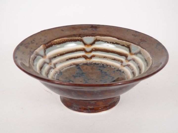 THARAUD.  Coupe en porcelaine, décor marbré dans des tonalités brunes.
