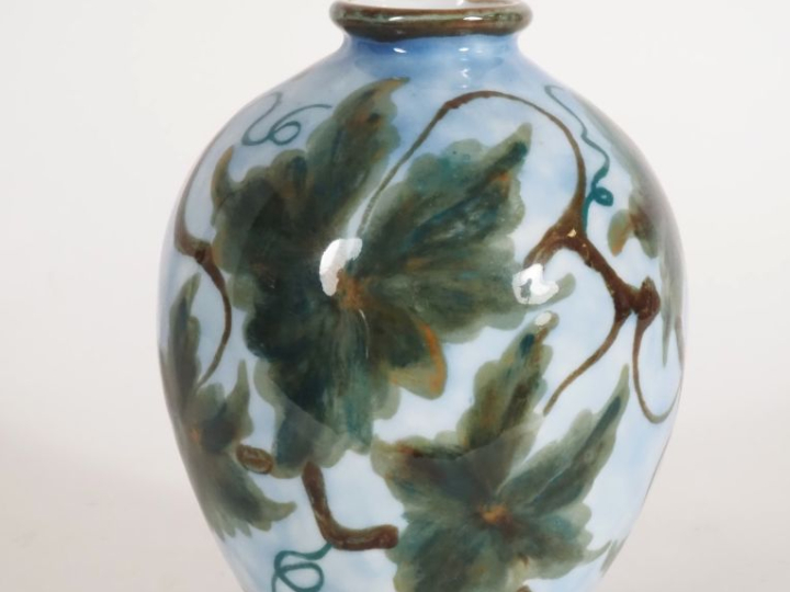 THARAUD.  Vase ovoide en porcelaine à décor polychrome de feuilles de 