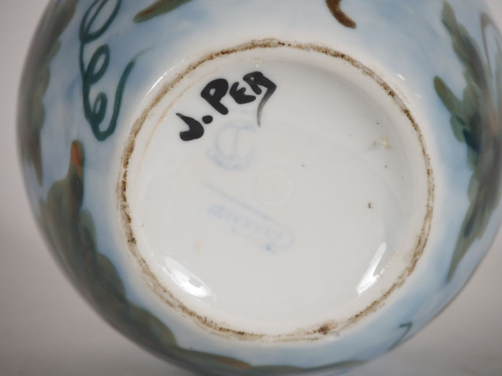THARAUD.  Vase ovoide en porcelaine à décor polychrome de feuilles de 