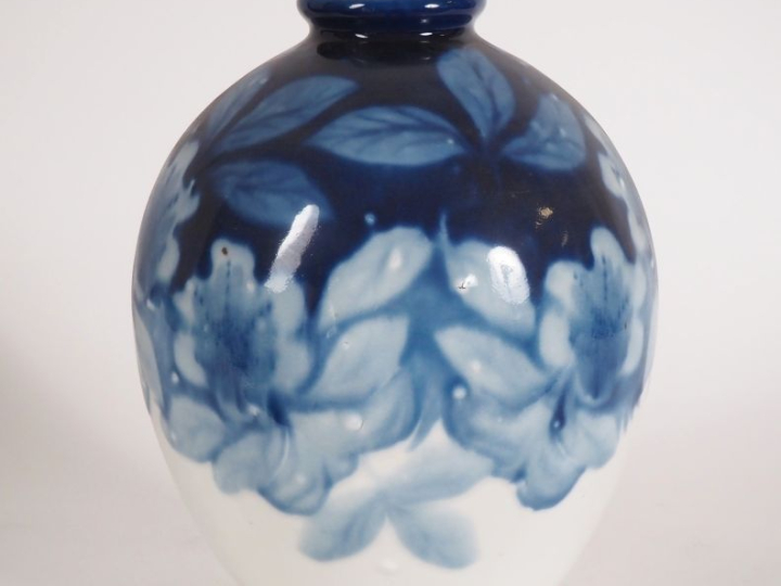 THARAUD.  Vase ovoide en porcelaine, décor de fleurs en camaieu bleu S