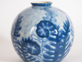 Vente aux enchères THARAUD.  Vase boule en porcelaine, à décor de feuillage en camaieu bl