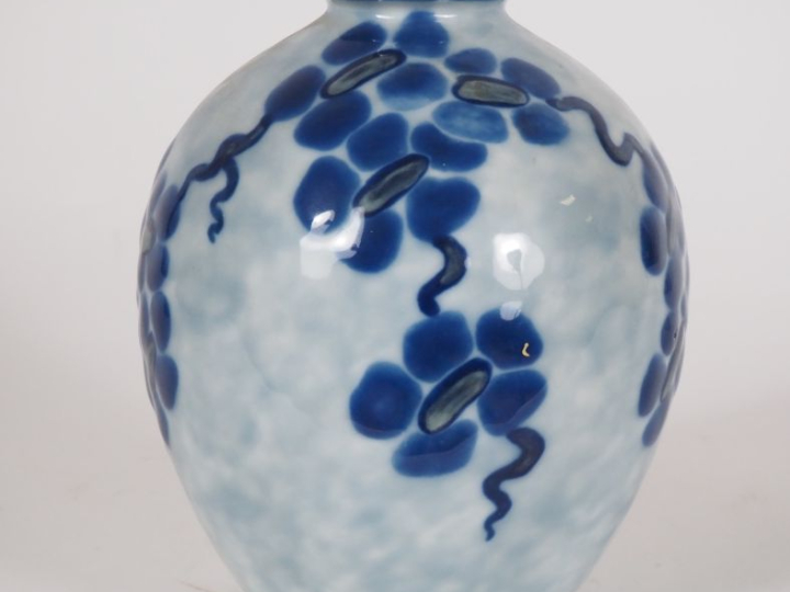 THARAUD.  Vase boule en porcelaine décor moucheté gris Signé H. 19 cm