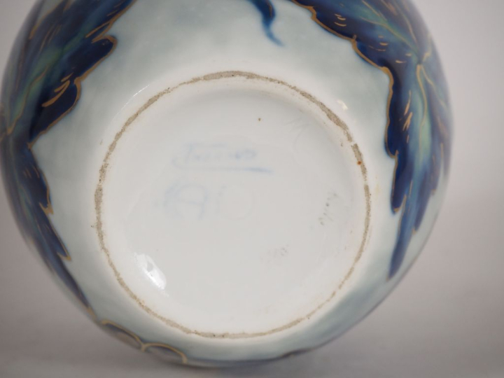 THARAUD.  Vase ovoide en porcelaine à décor de pampres en bleu et vert