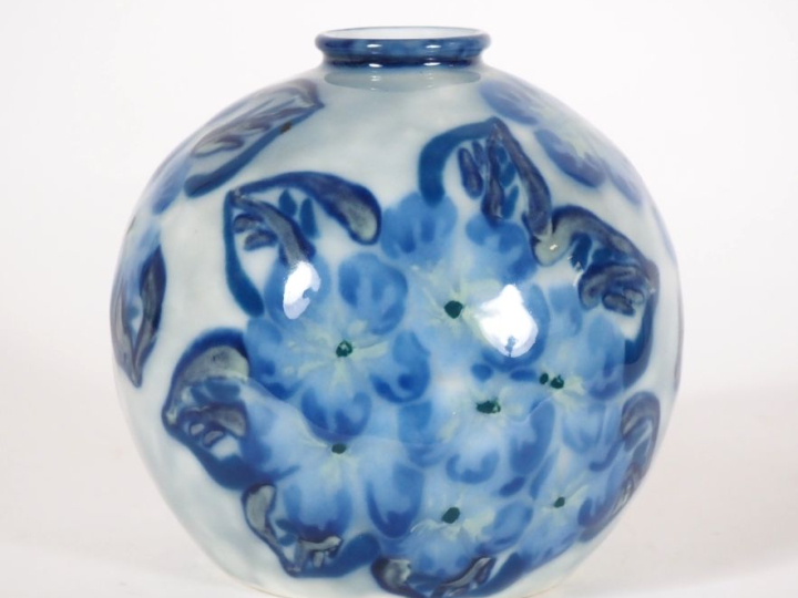 THARAUD.  Vase boule en porcelaine, à décor de fleurs en bleu et vert 