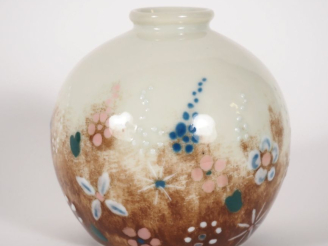 Vente aux enchères THARAUD.  Petit vase boule en porcelaine, à décor de fleurs polychrome