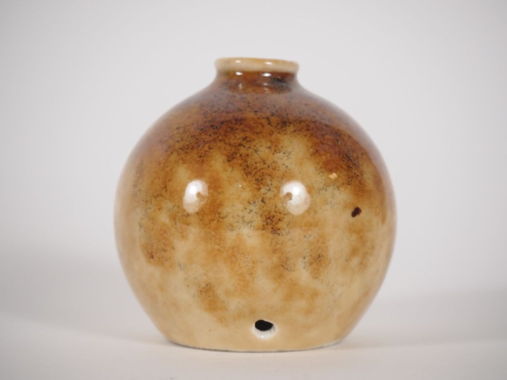 THARAUD.  Petit vase boule en porcelaine, couverte brune foncée et cla