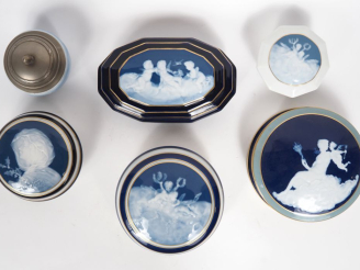 Vente aux enchères THARAUD.  3 bonbonnières en porcelaine, décor de personnages sur le co