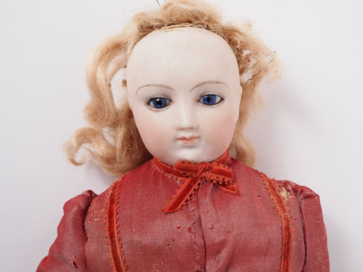 Poupée parisienne avec une tête pivotante sur buste en porcelaine sans