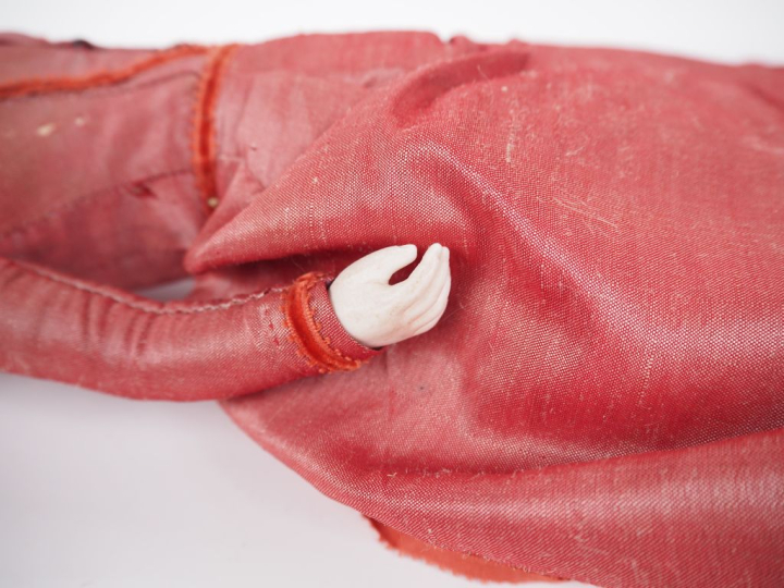 Poupée parisienne avec une tête pivotante sur buste en porcelaine sans