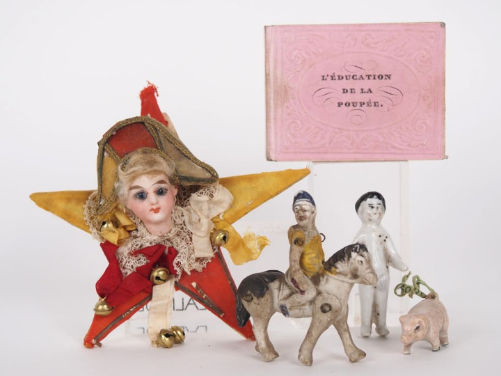 Lot de petits jouets fin 19eme comprenant sujet de biscuit et porcelai