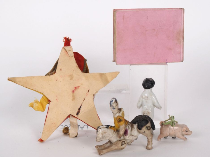 Lot de petits jouets fin 19eme comprenant sujet de biscuit et porcelai