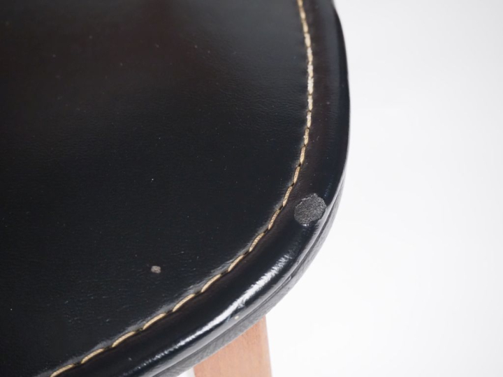 Roger LANDAULT.  Suite 6 chaises 1950 en bois et cuir noir.