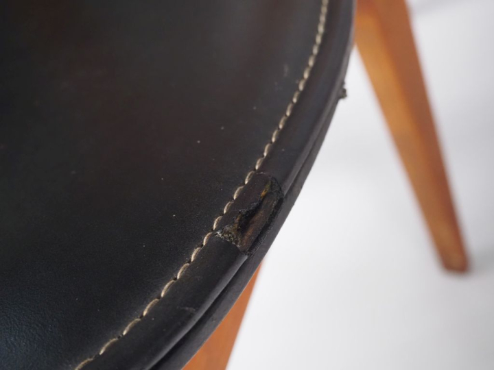 Roger LANDAULT.  Suite 6 chaises 1950 en bois et cuir noir.