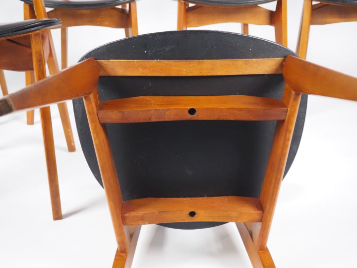Roger LANDAULT.  Suite 6 chaises 1950 en bois et cuir noir.