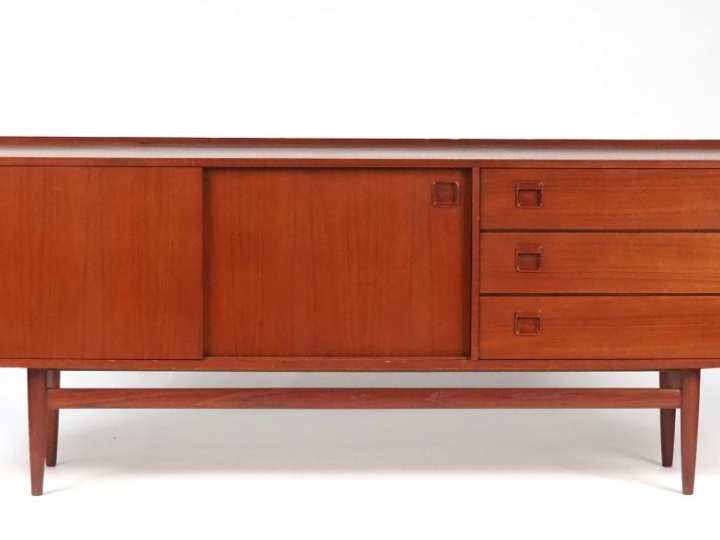 Enfilade scandinave en teck, ouvrant à trois tiroirs et deux vantaux c