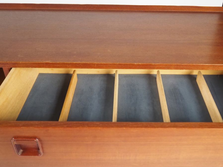 Enfilade scandinave en teck, ouvrant à trois tiroirs et deux vantaux c