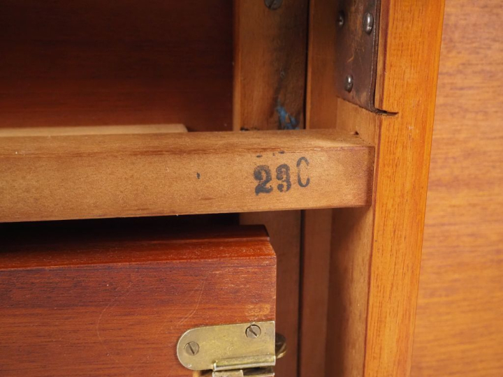 Table ronde de style scandinave en bois naturel teinté, une rallonge i