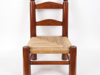 Vente aux enchères DUDOUIYT. (d'après). Chauffeuse en bois, assise en corde à décor géomé