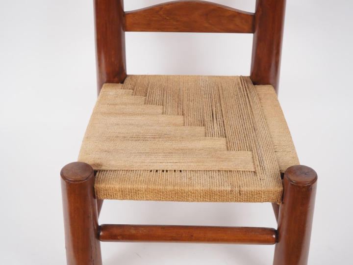 DUDOUIYT. (d'après). Chauffeuse en bois, assise en corde à décor géomé