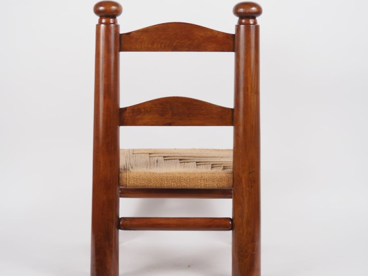 DUDOUIYT. (d'après). Chauffeuse en bois, assise en corde à décor géomé