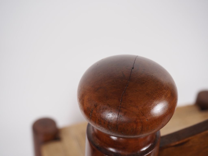 DUDOUIYT. (d'après). Chauffeuse en bois, assise en corde à décor géomé