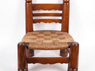 Vente aux enchères DUDOUIYT (d'après) Chauffeuse en bois, assise paillée. Dim. 64 x 49 x 