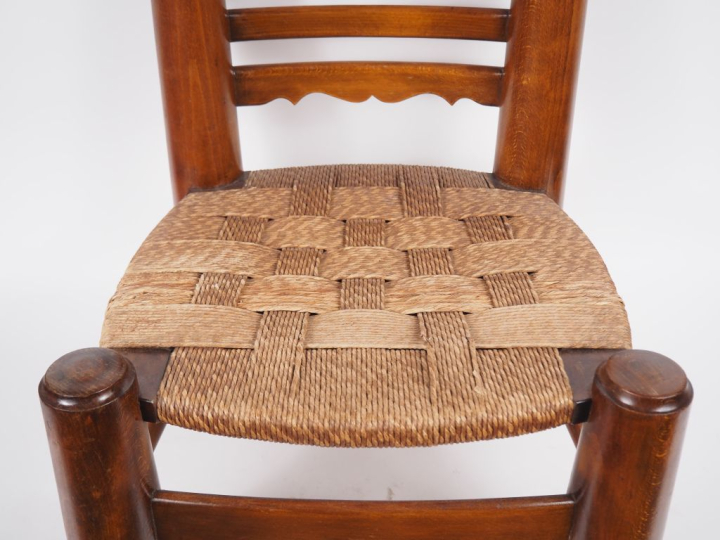 DUDOUIYT (d'après) Chauffeuse en bois, assise paillée. Dim. 64 x 49 x 